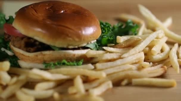 Fresco appetitoso hamburger sfondo rotante . — Video Stock