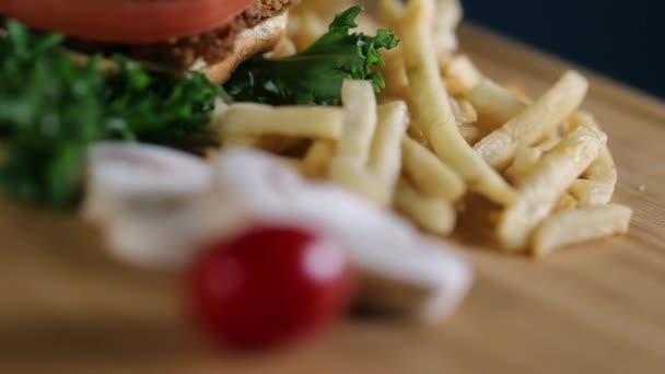 Hamburger appétissant frais arrière-plan rotatif . — Video