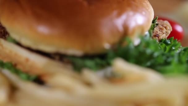 Hamburguesa fresca apetitosa girando fondo . — Vídeos de Stock
