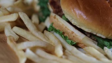 Taze iştah açıcı hamburger dönen arka plan.