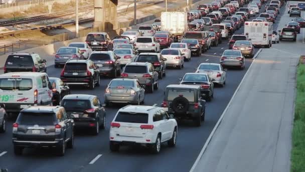 Många bilar på motorväg flyttar till kamera — Stockvideo