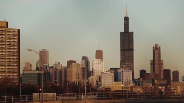 Hermosa vista nocturna de la ciudad con rascacielos al atardecer Chicago — Vídeos de Stock