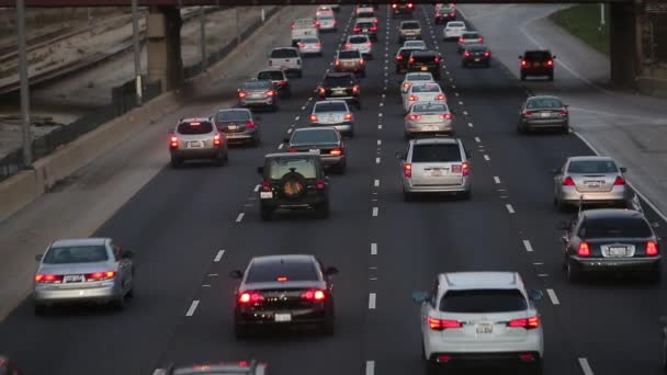 Vista de la calle desde arriba de ellos, un gran flujo de coches — Vídeos de Stock