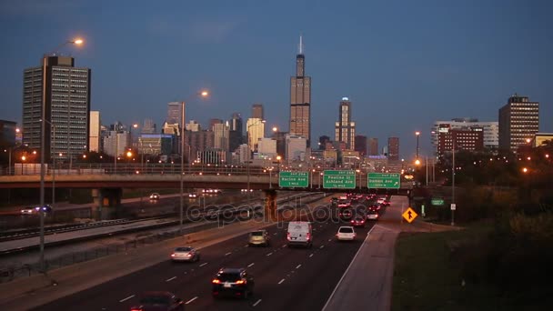 Autopista en Chicago contra el telón de fondo de la ciudad por la noche, hermosa vista de Chicago — Vídeo de stock