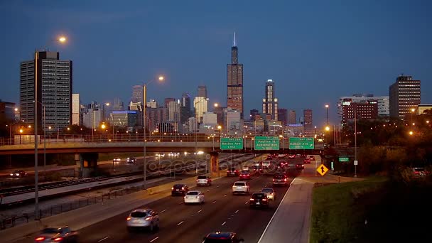 Motorväg i Chicago mot bakgrund av staden på natten, vacker utsikt över Chicago — Stockvideo