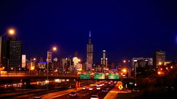 Στον αυτοκινητόδρομο στο Σικάγο με φόντο την πόλη τη νύχτα, η όμορφη νύχτα στο Σικάγο — Αρχείο Βίντεο