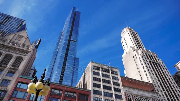 La calle principal de Chicago. Hermosas vistas de la ciudad arhitekrutu un día soleado 4k — Vídeos de Stock