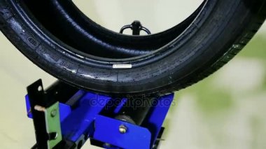 alt tire işaretleri ve tekerlekler ve tanılar hasar denetler