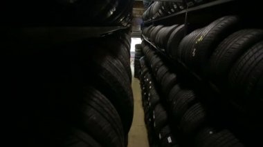 Raflarda birçok hangi jant jantlar için büyük ahşap yapısı