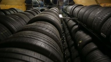 Raflarda birçok hangi jant jantlar için büyük ahşap yapısı