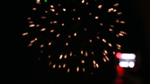 Фейерверки вид с гор, фейерверки разорваны полный купол неба ночью — стоковое видео