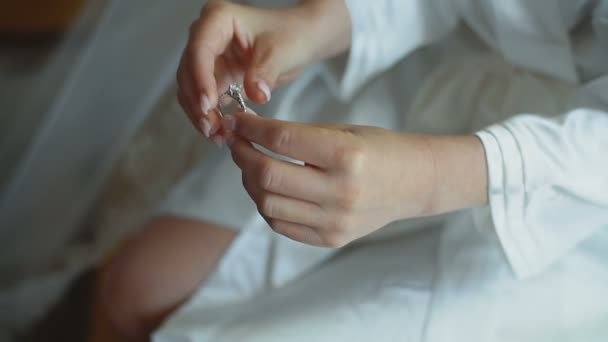 Elegante mano de novia poniendo anillo de plata con gemas en su dedo — Vídeos de Stock