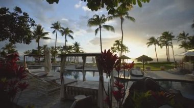 şezlong resort montaj kapalua harika havuzu gün batımında ada maui, hawaii yakınındaki