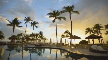 lüks Yüzme Havuzu lüks resort montaj kapalua ve maui, hawaii batımında güzel palmiye ağaçlarının yanında rahatlatıcı Teras