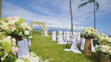 satır şenlikli sandalyeler ve güzel çiçek sepetleri resort montaj kapalua ada Maui, hawaii üzerinde bir düğün töreninde