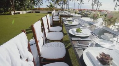 lüks dekorasyon düğün tablo tabaklar, cultery ve arka planda bardak tropikal doğa ile çare hyatt ada Maui, hawaii