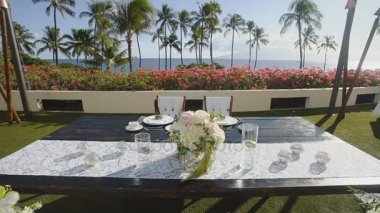 okyanus kıyısında pitoresk doğa arka plan üzerinde yeni evliler için masaya güzel gül vazo çare hyatt, maui, hawaii