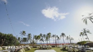 hyatt, maui, hawaii resort üzerinde mavi gökyüzü altında düğün kutlamaları için tabloların güzel resim hazır