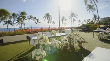 Düğün, yeni evliler tablo yakınındaki beyaz çiçekler Resort tropikal doğa arka plan üzerinde Ziyafet hyatt, maui, hawaii