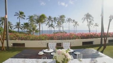 Düğün masa kırmızı çiçekler ve palmiye arka plan üzerinde yeni evliler için tatil ağaçlar hyatt, maui, hawaii