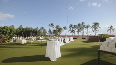 Konuklar ve açık havada güzel doğa ile yeni evliler bekleyen düğün tablo başvurmak hyatt, maui, hawaii