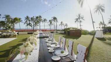 hyatt, maui, hawaii güzel düğün çiçek ve mavi gökyüzü arka plan ve egzotik doğa mutfak eşyaları tablolarla başvurmak