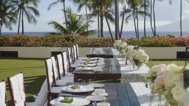 beyaz gül ve egzotik doğa arka plan üzerinde mutfak eşyaları ve okyanusta harika düğün tablo başvurmak hyatt, maui, hawaii