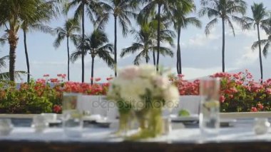 Düğün masa palm arka plan üzerinde yeni evliler için resort okyanus kıyısında ağaçlar hyatt, maui, hawaii