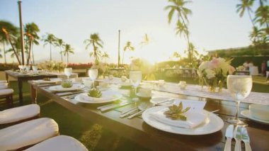 Beyaz mutfak eşyaları ve gençler üzerinde şampanya ile gözlük ile tablolar üzerinde düğün hyatt resort, maui, hawaii Adası