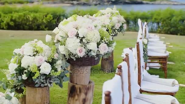 Hochzeit Blumen Dekorationen auf den Holzständern in der Nähe von schönen Stühlen auf der Hochzeitszeremonie auf Resort Montage kapalua, maui, hawaii — Stockvideo