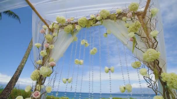 Beautiful wedding arch decorated with flowers under blue sky on resort montage kapalua,maui,hawaii — Stock Video