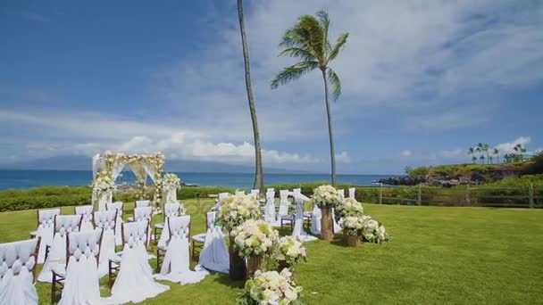 Πολυτελή γάμο μέρος στην ακτή ωκεανό σε θέρετρο μοντάζ Καπαλούα, Μάουι, Χαβάη — Αρχείο Βίντεο
