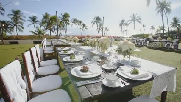 Wunderschön dekorierter Hochzeitstisch inmitten exotischer Natur auf den Resorts hyatt, maui, hawaii — Stockvideo