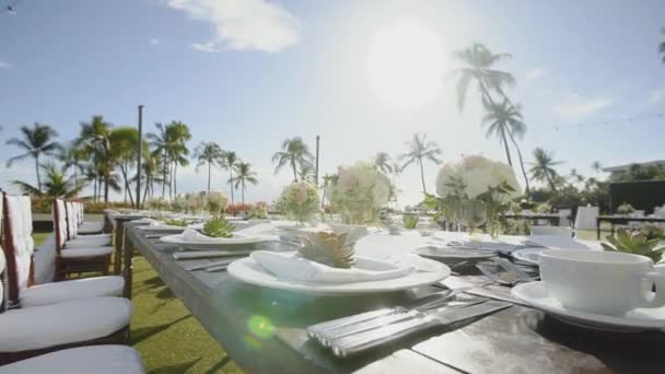 Красивый обслуживающий свадебный стол ждет гостей под солнцем на курорте Hyatt, Мауи, Гавайи — стоковое видео