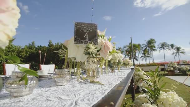 Bordsdekorationer vid ett bröllop med vackra blommor på resort hyatt, maui, hawaii — Stockvideo