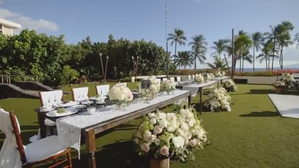 Tutto è pronto e pronto per la festa di nozze sulla riva dell'oceano di resort hyatt, maui, hawaii — Video Stock