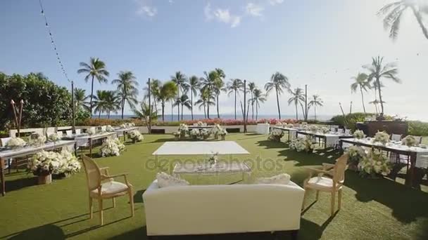 Mesas muy hermosas conjunto que preve para la celebración de la boda al aire libre cerca de resort hyatt, maui, hawaii — Vídeo de stock