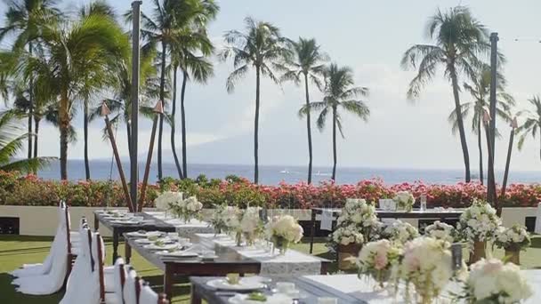 Romantische Hochzeitstische für Gäste inmitten der tropischen Natur des Resorts Hyatt, Insel Maui, Hawaii — Stockvideo