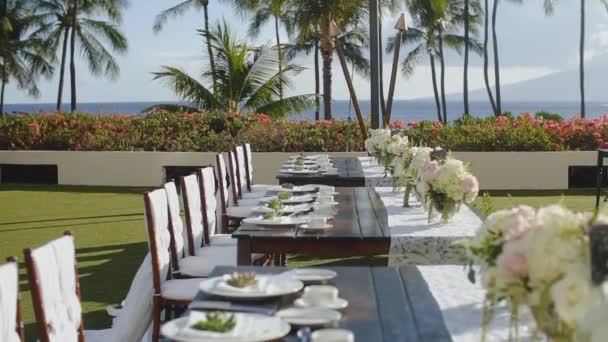 Mesa de boda maravillosa con rosas blancas y utensilios en el fondo de la naturaleza exótica y el océano en hyatt resort, Maui, Hawai — Vídeo de stock