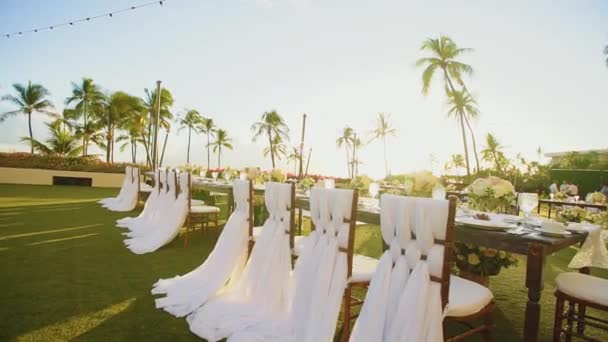 Recepción de la boda al aire libre bajo el sol brillante en hyatt resort, isla maui, hawaii — Vídeos de Stock