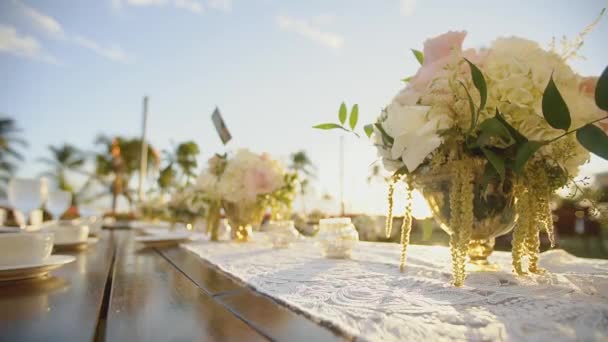 Blumenschmuck auf den Hochzeitstischen unter blauem Himmel am Resort hyatt, maui, hawaii — Stockvideo