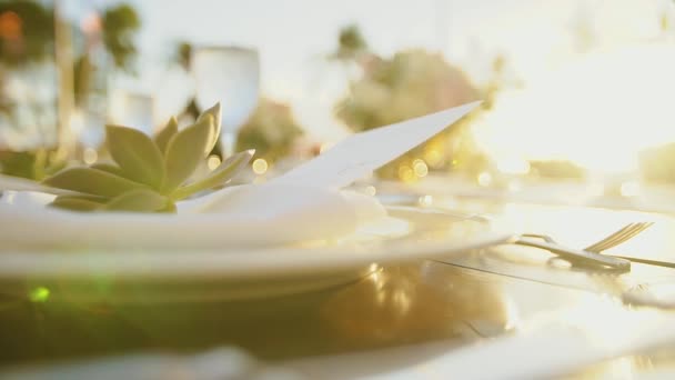 Όμορφο γαμήλιο τραπέζι με λευκή πλάκα και cultery στα ηλιοβασιλέματα και θέρετρο hyatt, νησί Μάουι, Χαβάη — Αρχείο Βίντεο