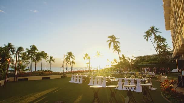 Mesas de banquete de boda al aire libre entre la naturaleza pintoresca en la puesta del sol en el resort Hyatt, Maui, Hawai — Vídeo de stock
