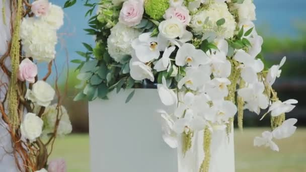 Hermosa decoración de la orquídea de la boda en la ceremonia de la boda en el montaje del resort kapalua, maui, hawaii — Vídeo de stock