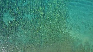 Okyanus ve küçük çakıl taşları, maui, hawaii güzel kum mavi su çekici görünümü