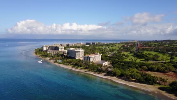 Hermoso paisaje de la moda hyatt resort en la orilla del océano en la isla de Maui, hawaii — Vídeo de stock