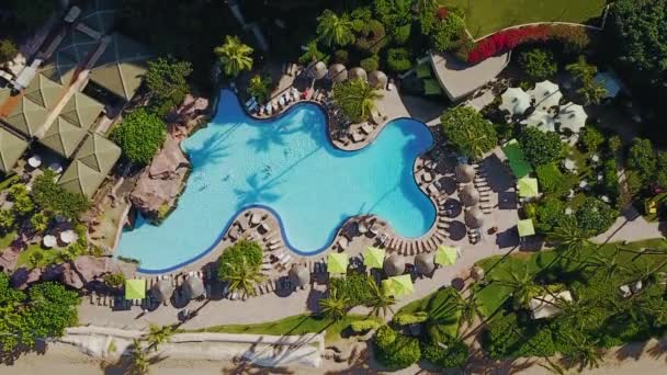Maravilloso cuadro areal de hermoso complejo hyatt con piscina rodeada de árboles tropicales en la isla maui, hawaii — Vídeo de stock