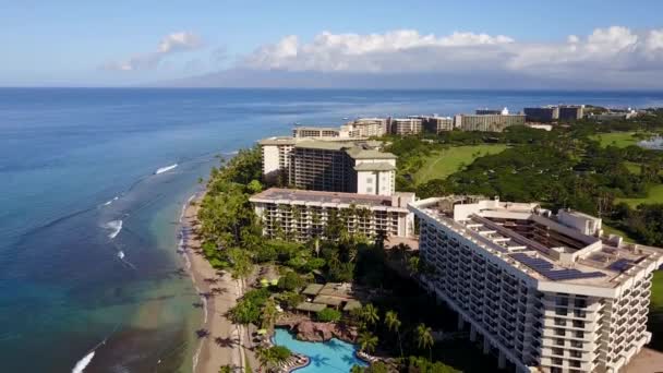 Vista aérea de Hyatt resort de moda en la costa del océano Pacífico en la isla de Maui, Hawai — Vídeo de stock