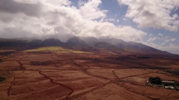 Ongelooflijke landschap van de vulkanische terrein aan de voet van mauntains mauna loa met actieve krater op de achtergrond van de wolken aan de hemel op eiland maui, Hawaï — Stockvideo