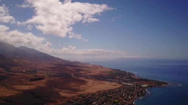 Luchtfoto van het magnifincent van prachtige landschappen aan de voet van de bergen mauna loa met de grootste actieve krater van de vulkaan en de Stille Oceaan op eiland maui, Hawaï — Stockvideo